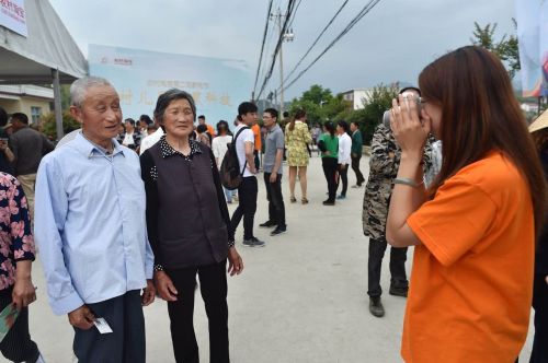 智能家电下乡 大爷大妈玩嗨了！