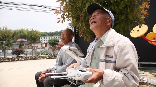 智能家电下乡 大爷大妈玩嗨了！